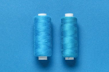 Mavi arkaplanda iplik makaraları