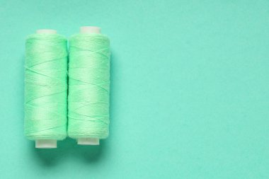 Turkuaz arkaplanda iplik makaraları