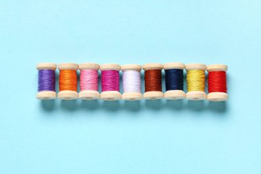 Mavi arkaplanda renkli iplik maketleri