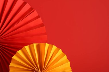 Kırmızı zemin üzerinde Çin kağıt vantilatörleri metin için yer ile