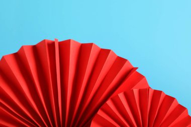 Mavi arka planda Çinli kağıt hayranları