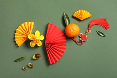 Yeşil arka planda mandalinalı Çin kompozisyonu