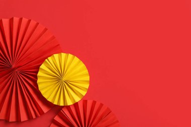 Kırmızı zemin üzerinde Çin kağıt vantilatörleri metin için yer ile