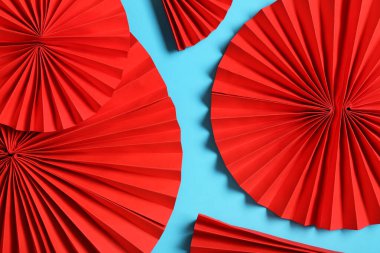 Mavi arka planda Çinli kağıt hayranları