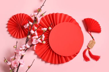 Pembe arka planda Çince kompozisyon