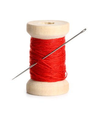 Beyaz zemin üzerinde iğne olan kırmızı dikiş ipliği