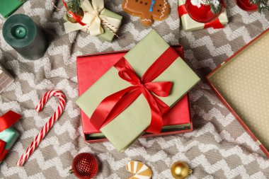 Noel toplu kitaplar, hediye kutuları ve şenlikli oturma odasında kumaş üzerine zencefilli kurabiye.