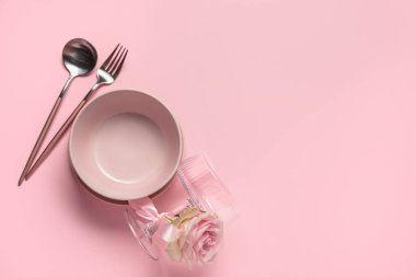 Sevgililer Günü için güzel bir masa ve pembe arka planda gül çiçeği.