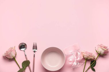 Sevgililer Günü için güzel bir masa ve pembe arka planda gül çiçeği.