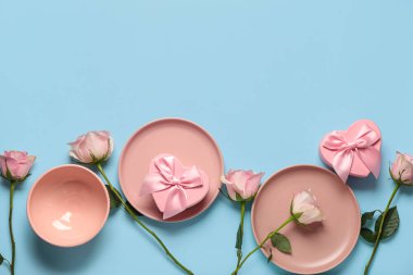 Sevgililer Günü için güzel bir masa. Hediye kutuları ve mavi arka planda gül çiçekleri.