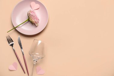 Sevgililer Günü için güzel bir masa. Kağıt kalpler ve bej arka planda gül çiçekleri.