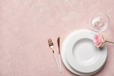 Sevgililer Günü için güzel bir masa. Pembe arkaplanda gül çiçeği var.