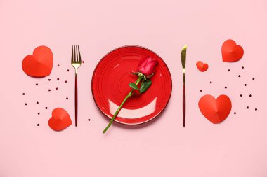 Sevgililer Günü için güzel bir masa. Kağıt kalpler ve pembe arka planda gül çiçekleri.