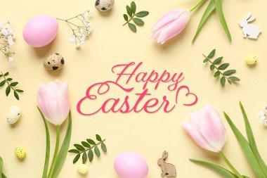 Paskalya tebrik kartı, yumurta, çiçek ve bej arka planda yeşil dallar.