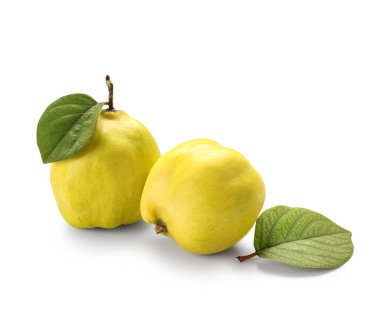 Beyaz arka planda yaprakları olan olgun ayvalar.