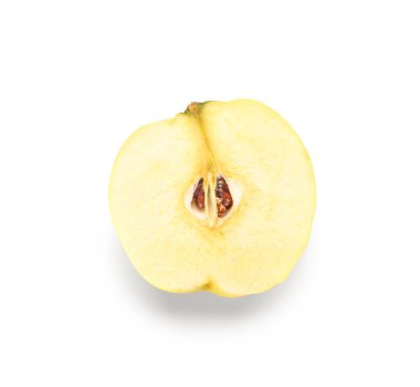 Beyaz arka planda tatlı olgun ayva