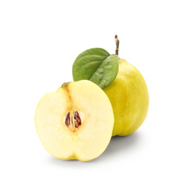 Beyaz arkaplanda kesilmiş parça ve yaprak ile taze ayva