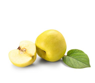 Beyaz arkaplanda kesilmiş parça ve yaprak ile taze ayva