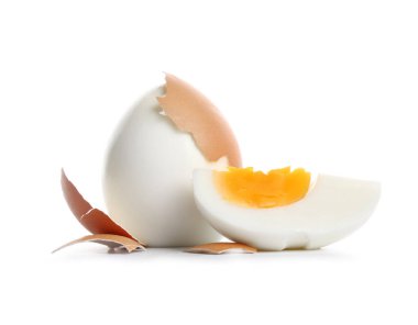 Beyaz arka planda nefis haşlanmış yumurta.