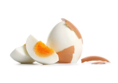 Beyaz arka planda nefis haşlanmış yumurta.