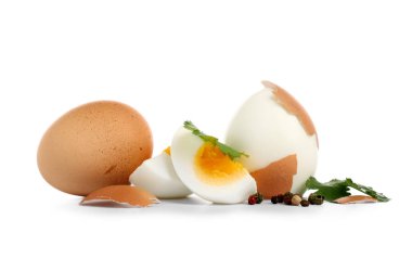 Maydanozlu haşlanmış yumurta ve beyaz arka planda biber.