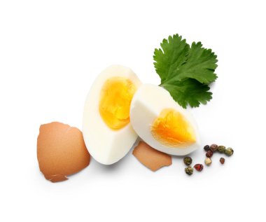 Maydanozlu haşlanmış yumurta ve beyaz arka planda biber.