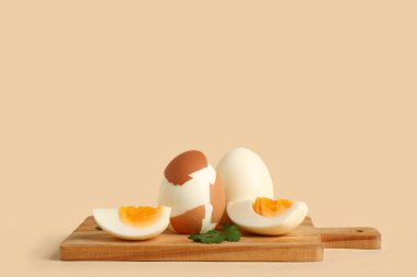 Lezzetli haşlanmış yumurta ve bej arka planda maydanoz.