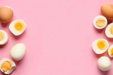 Pembe arka planda lezzetli haşlanmış yumurta.