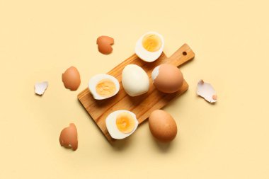 Bej arka planda leziz haşlanmış yumurta tahtası