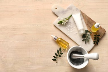 Ahşap arka planda malzemeleri olan doğal kozmetikler.