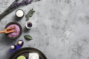 Grunge arka planında doğal kozmetik malzemeleri olan havan topu