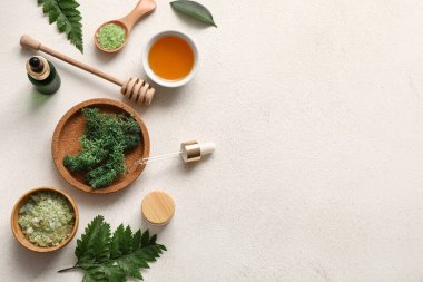 Beyaz arka planda doğal kozmetik malzemeleri ve tokmağı olan havan topu.