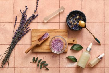 Havan topu ve doğal kozmetik malzemeleri bej fayans arka planında