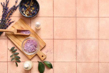 Deniz tuzu ve bej fayanslı lavanta çiçekli doğal serumlar.