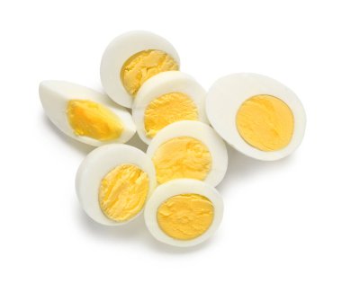 Beyaz arka planda izole edilmiş lezzetli haşlanmış yumurta parçaları.