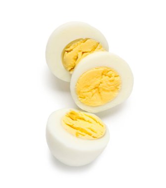 Beyaz arka planda izole edilmiş lezzetli haşlanmış yumurta parçaları.