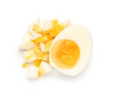 Beyaz arkaplanda kaynamış yumurta kes