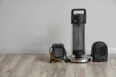 Elektrik ısıtıcıları ışık duvarının yanında.