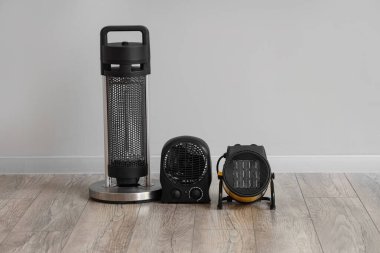 Elektrik ısıtıcıları ışık duvarının yanında.