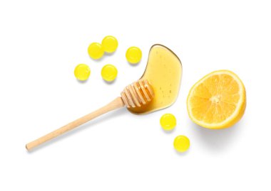 Öksürük damla bal ve beyaz zemin üzerine limon ile