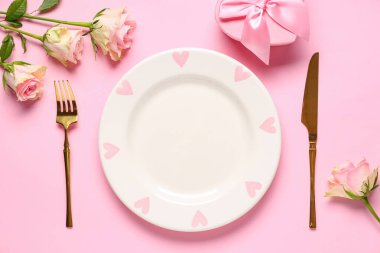 Sevgililer Günü için güzel bir masa. Pembe arka planda gül çiçekleri.