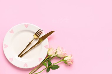 Sevgililer Günü için güzel bir masa. Pembe arka planda gül çiçekleri.