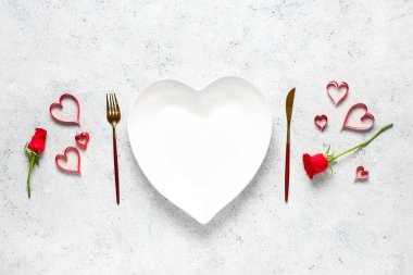 Sevgililer Günü için masa ayarı gül çiçekleri ve hafif grunge arka planda kağıt kalplerle