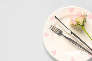 Gri arkaplanda gül çiçeği olan Sevgililer Günü için masa ayarı