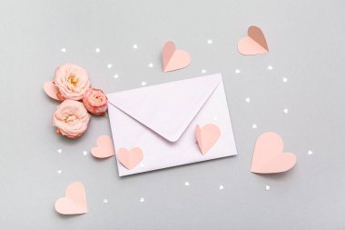 Aşk mektubu, gül çiçekleri ve gri arkaplanda konfeti. Sevgililer Günü kutlaması