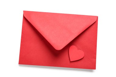 Beyaz arka planda izole edilmiş kağıt kalpli kırmızı zarf, yakın plan. Sevgililer Günü kutlaması