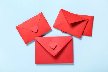 Kırmızı zarflı kompozisyon mavi arka planda. Sevgililer Günü kutlaması