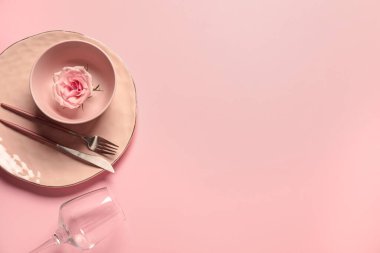 Sevgililer Günü için güzel bir masa. Pembe arka planda gül çiçeği.