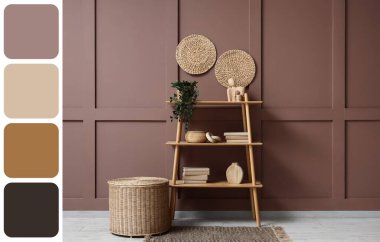 Kitaplı raf ünitesi, odada kahverengi duvarın yanında bitki ve hasır sepet. Farklı renk desenleri