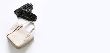 Beyaz arkaplandaki deri eldivenler ve el çantasına metin için yer aç